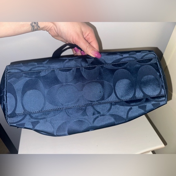 Coach Signature Laura Tote. - Picture 5 of 8